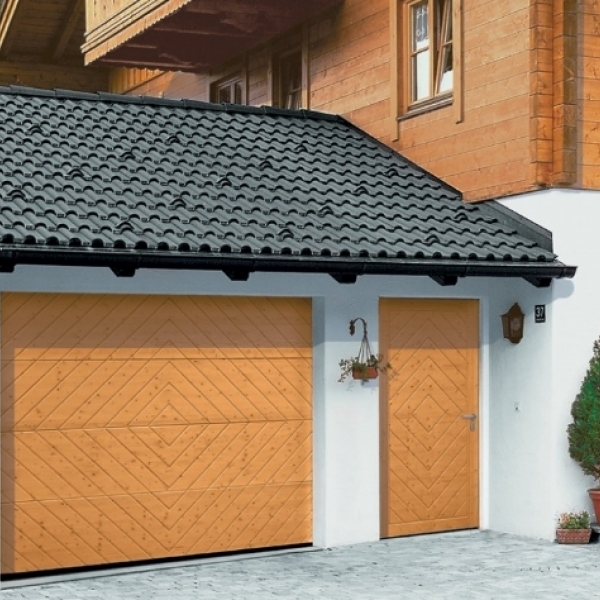 Деревянные гаражные ворота Hormann LTH 42 